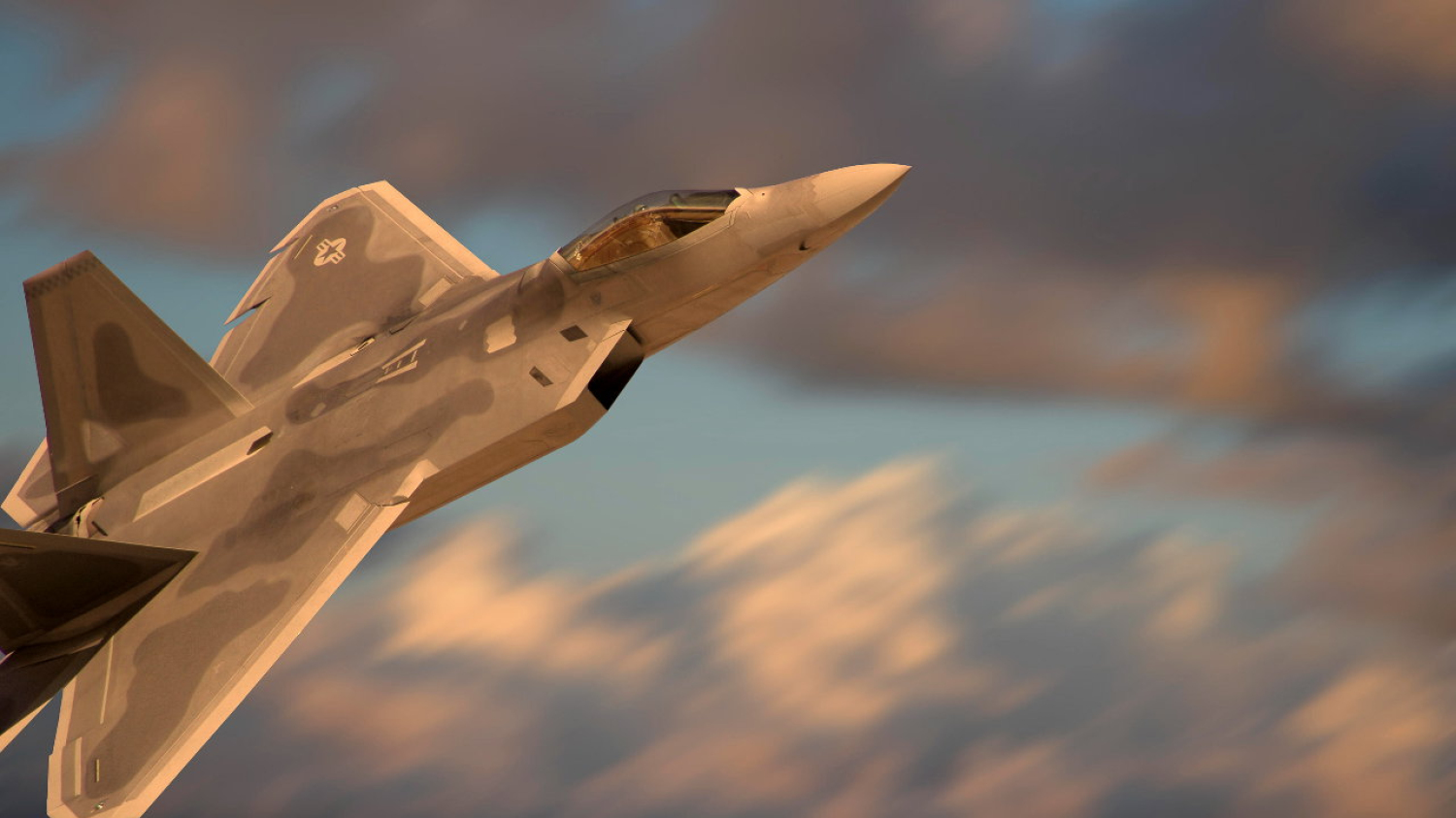 Les États-Unis testent l'avenir des combats aériens : un pilote de F-22 dirige un drone autonome pendant une mission