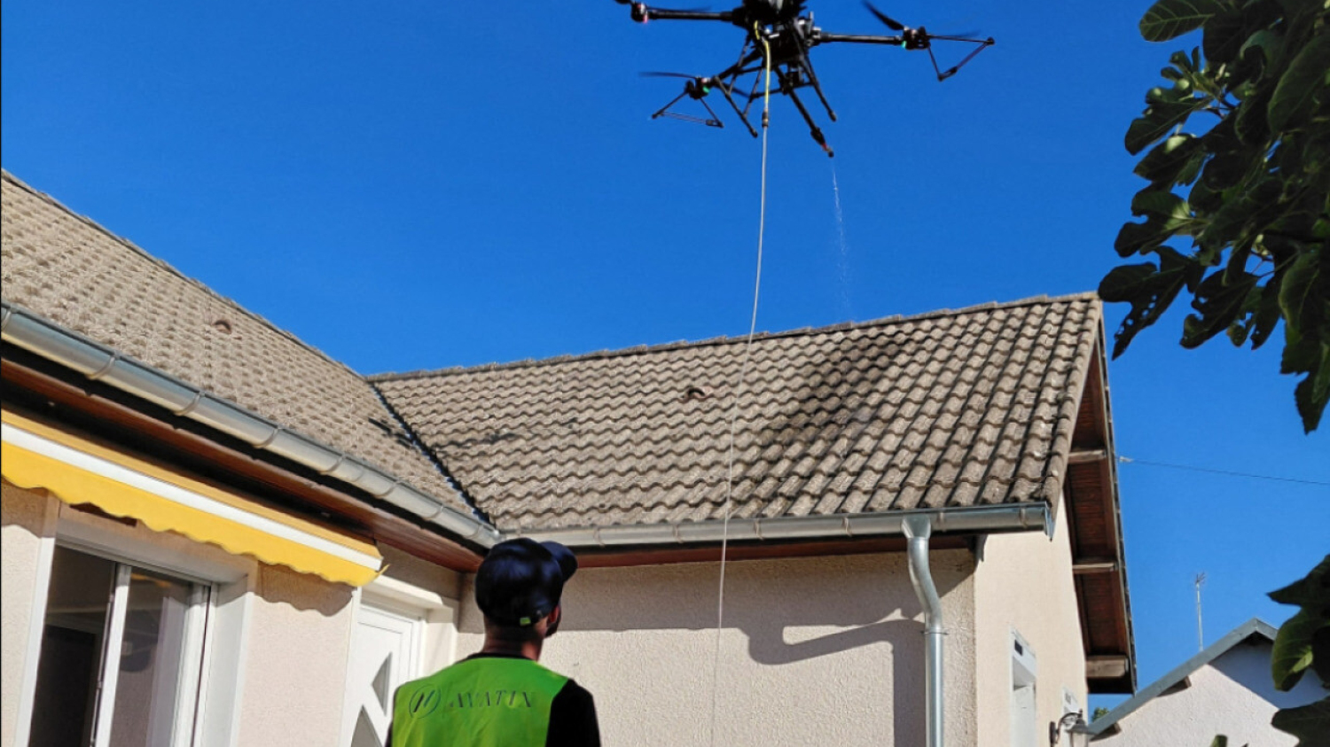 Jura : « Cette technologie m'a intéressé » : comment Jérémi nettoie les toits grâce aux drones ?